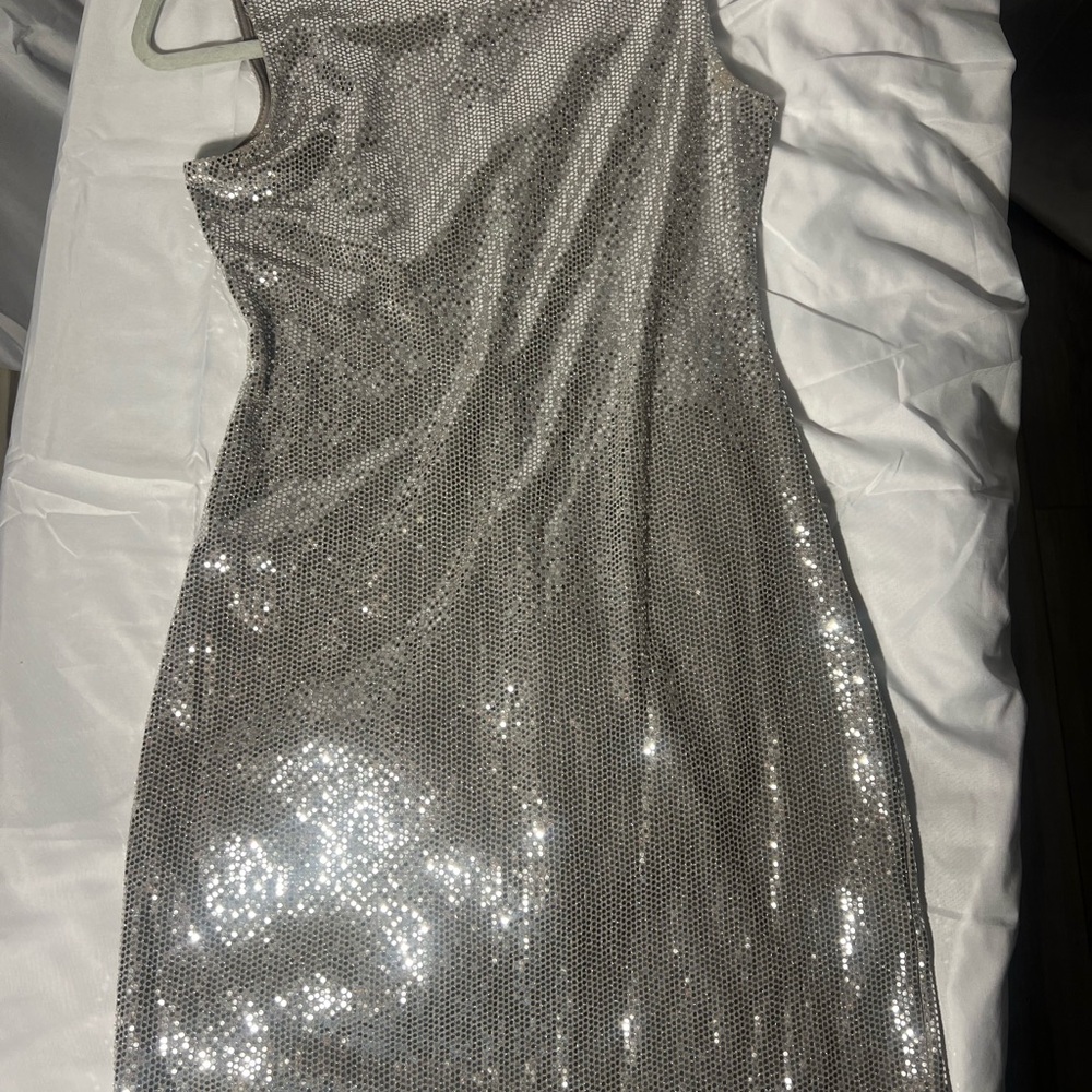Tíana Silver One-Shoulder Dress